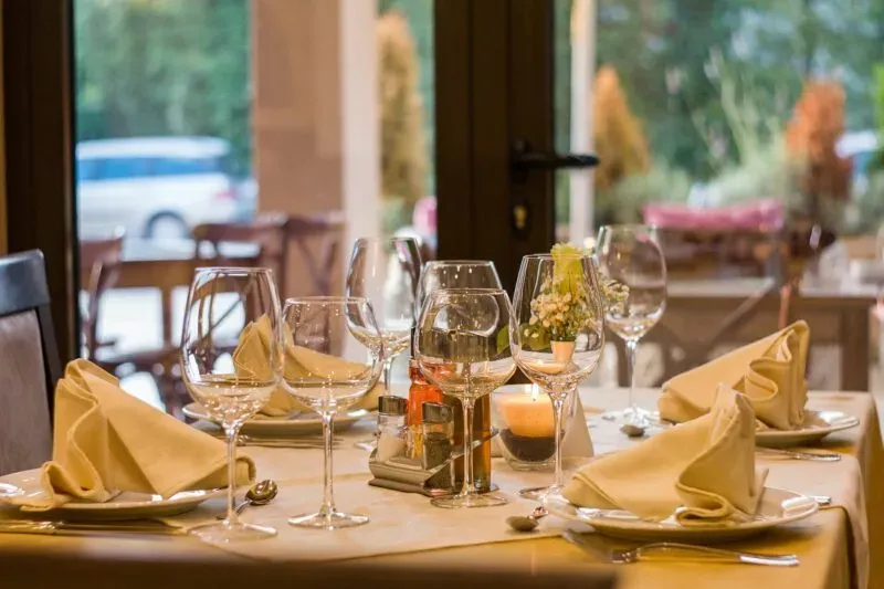 Serwetki – ozdobne i funkcjonalne niezbędniki w restauracji